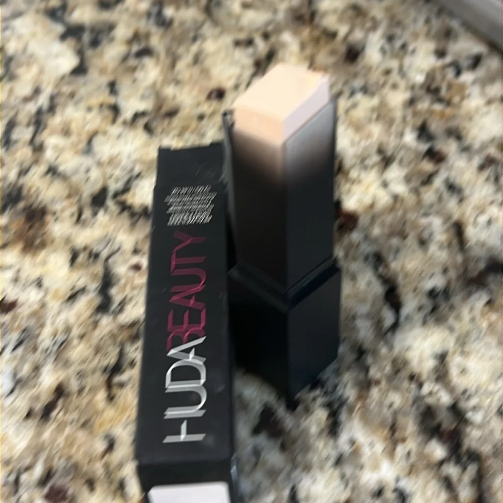 ⚡️🐣HUDA BEAUTY Milkshake 100B FauxFilter Foundation Stick